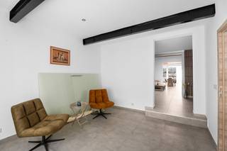 Entièrement rénové en 2022.Pièces lumineuses et pleines de charme, avec beaucoup de caractère.Jardin urbain facile d'entretien de 52 m².Excellent...