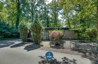 SFEERVOLLE VAKANTIEWONING IN HET GROEN TE SUNCLASS SONNEVIJVER ! <br /><br />We vinden deze vakantiewoning met een bewoonbare oppervlakte van 67 m² terug op een perceel van 4a 14ca in Rekem-Lanaken. <br /><br />Voor meer informatie, neem zeker een kijkje op onze website via de volgende link:<br />https://www.sterkvastgoedmakelaars.be/detail/te-koop-vakantiewoning-andere-lanaken/7594199?dosearch=True&amp;flowstatus=ForSale,ForSaleReserved,ForSaleWithBid,ToCompleteForSale,SoldUnderReserve,Sold&amp;pageindex=1&amp;pagesize=12&amp;searchpage=ForSale&amp;sortdirection=DESC&amp;sortfield=pub_flowstatus&amp;transactiontype=Sale