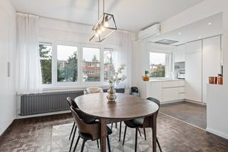 Deze ruime, recent gerenoveerde woning is prima gelegen in een rustige, residentiële wijk in Hoevenen. Scholen, openbaar vervoer en winkels bevinden zich allen op wandelafstand en ook de centra van Hoevenen, Stabroek en Kapellen zijn door de centrale ligging van het huis vlot bereikbaar. De woning werd gerenoveerd in 2023 en geniet van een erg gunstig EPC-label A. U komt binnen via een ruime inkomhal, die toegang biedt tot de grote inpandige garage. Op het gelijkvloers vindt u verder nog een praktische berging/wasplaats en een toffe veranda, waar het aangenaam vertoeven is en waar u kan genieten van een fijn uitzicht over de tuin. Via de houten trap bereikt u de hal met gastentoilet op de eerste verdieping. Verder vindt u hier een ruime en super lichte woonkamer op mooie parketvloer en een volledig geïnstalleerde, open keuken. De 2e verdieping telt 3 volwaardige slaapkamers en een badkamer met ligbad met douchefunctie, een toilet en een wastafel met meubel. Het perceel heeft een totale oppervlakte van 245m². De gezellige tuin is netjes aangelegd en beschikt over een houten terras en tuinberging. U kan hier dus fijn van de buitenlucht en de zon genieten. Uw wagen kan u parkeren in de inpandige garage. Echter biedt ook de oprit voor de woning een extra autostaanplaats. Deze werd voorzien van een laadpunt voor elektrische wagens. Op het dak van het huis werden nog 16 zonnepanelen voorzien en er zijn warmtepompen voor zowel koeling als verwarming aanwezig in de woonkamer en de 3 slaapkamers.