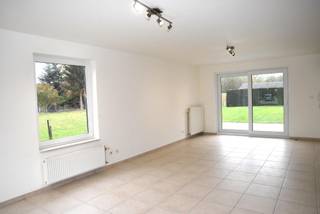 Drie slaapkamers, garage en grote tuin als extra troeven …We vinden deze koppelwoning terug in hartje Wevelgem. Het mooie eigendom straalt...