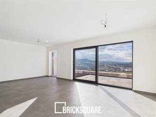 NAMUR - Ontdek de residentie "Les Terrasses de Namur" in de Rue du Bomel, met een prachtig uitzicht over het centrum van Namen. De ligging is ideaal, dicht bij het station en de winkels, maar toch rustig.Ontdek dit nieuwe appartement van 101 m2 met 3 slaapkamers op de begane grond van de residentie. Het appartement zal je verleiden met zijn ruimte, lichtinval, terras van 15 m2 en privétuin van 42 m2, op het zuidwesten met uitzicht in vogelvlucht over Namen.Het bestaat uit een inkomhal, een toilet, een grote woonkamer met ingerichte keuken en toegang tot het terras en de tuin, een bijkeuken, een nachthal, een douchekamer en drie slaapkamers.Er is een kelder en een parkeerplaats in de kelder (tegen betaling).EPB A, dubbele beglazing, vloerverwarming, dual-flow ventilatie, warmtepomp, gasgestookte boiler, fotovoltaïsche panelen, lift, video-intercom systeem, fietsenberging.Verkoop van de grond onderworpen aan 12,5% registratierecht en de gebouwen onderworpen aan 21% BTW (6% BTW onder voorwaarden). Aansluitkosten (€5.000 excl. BTW) en het opstellen van de akte (€500 excl. BTW) in rekening te brengen.Neem contact op met Bricksquare voor meer informatie: 02/315.25.13 of www.bricksquare.eu