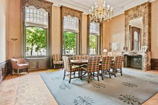 Dit beschermd herenhuis in Beaux-Arts stijl bevindt zich aan de levendige Leien en is momenteel ingericht als kantoor. Met een indrukwekkende plafondhoogte van +3,5 m, strekt de ruimte zich uit over het gelijkvloers (+/-195m²) en de eerste verdieping (+/-280m²). De ruimtes zijn omgeven door kleurrijke en unieke wandschilderingen. De indeling omvat meerdere ruimtes met authentieke details, aangevuld met bergruimte en sanitair. Dankzij het open en stijlvolle opzet leent dit pand zich ook uitstekend als combinatie van kantoor en/of showroom.<br /><br />Extra troef: mogelijkheid tot het huren van parkings aan €125/maand/plaats.<br /><br />EPC: X<br /><br />Interesse? Bel ons vandaag nog!