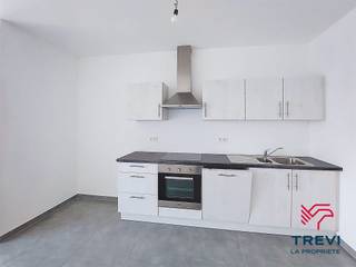 TREVI La Propriété, vous propose ce superbe appartement neuf situé en plein cœur du centre-ville de Charleroi. Ce bien moderne et lumineux se compose d’un séjour avec cuisine ouverte (salon, salle à manger) , d’une chambre confortable, d’une salle de douche, d’un WC séparé et d’une buanderie. L’appartement est équipé d’un chauffage central au gaz, de châssis double vitrage, d’un système de ventilation double flux (VMC) garantissant une excellente qualité de l’air intérieur, d’un thermostat d’ambiance, d’un vidéophone et d’une installation électrique conforme. Sa performance énergétique est remarquable avec un PEB de catégorie A+ . L’immeuble offre également un local vélos, un local poubelles et un accès sécurisé par doubles portes avec badge. Idéalement situé à deux pas des commerces, du centre commercial Rive Gauche, des transports en commun (bus, métro, train) et de toutes les commodités du centre-ville, cet appartement offre un cadre de vie urbain et pratique. Le loyer s’élève à 670 € par mois, avec 110 € de provisions mensuelles pour les charges communes (ascenseur, nettoyage et éclairage des parties communes). Disponible immédiatement. N'hésitez pas à nous contacter pour plus d'informations ou pour organiser une visite au 071/33.37.69 ou via www.lapropriete.be.