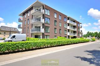 Deze assisentieflat bevindt zich in de recente residentie 'Keizerhof', en is gelegen op de tweede verdieping.<br />De <strong>indeling gaat als volgt</strong>: woon- en eetkamer met aansluitend terras waar u kan genieten van de zon gedurende de hele namiddag, 1 slaapkamer en een ruime badkamer met lavabo, toilet en inloopdouche. Eveneens is er nog een kelderberging aanwezig. <br /><br /><strong>Enkele kenmerken: </strong>volledig geschilderd, eiken parket, antisliptegels in de badkamer, vloerverwarming, uniek domotica- en oproepsysteem en aangepast aan rolstoelgebruikers.<br /><br />De serviceflat wordt te koop aangeboden<strong> in</strong> <strong>volle eigendom</strong> en is geschikt voor 65-plussers of als persoon met een mobiliteitsbeperking. <br /><br />Meer info? Contacteer Kyamo De Smet: 0479 06 13 71 of kyamo@immoroman.be