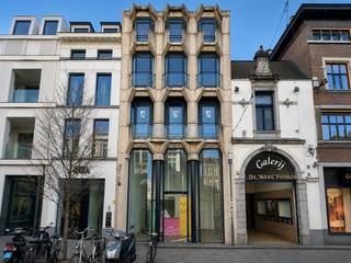 Vous recherchez un bâtiment commercial offrant une visibilité maximale dans le centre de Hasselt ? Cet espace commercial prêt à emménager d'environ 160 m² est situé dans un emplacement privilégié dans une rue commerçante animée, entouré de magasins de détail et de concepts hôteliers performants.Grâce à ses larges fenêtres, le bâtiment bénéficie d'une excellente luminosité naturelle et d'une forte apparence commerciale. La vitrine spacieuse offre des possibilités de vitrines optimales et garantit une visibilité maximale aux passants.L'espace du rez-de-chaussée peut être aménagé de manière pratique et flexible, ce qui le rend adapté à divers usages commerciaux tels que la vente au détail, la salle d'exposition ou les services. Le bâtiment dispose également d'espaces de rangement et d'installations sanitaires supplémentaires, ce qui contribue au confort d'utilisation tant pour le personnel que pour les clients.L'emplacement central au cœur de Hasselt garantit un passage constant et une excellente accessibilité. Des places de parking sont situées à proximité immédiate.Une opportunité unique pour les entrepreneurs qui souhaitent établir leur entreprise dans un emplacement commercial de premier plan avec une visibilité et une apparence fortes.Les images générées par l’IA sont fournies en guise d'inspiration. Elles ne tiennent pas compte des spécifications techniques, ni des renseignements urbanistiques, ni des possibilités concrètes de réalisation.