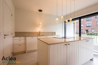 Bent u op zoek naar een instapklaar, recent appartement in Eeklo? Dan zal dit prachtig afgewerkte gelijkvloers appartement aan de Dullaert in Eeklo u onmiddellijk weten te bekoren! Het appartement bevindt zich op enkele passen van het stadscentrum, het Krügerpark, het Leen... <br /><br />Dit recent appartement van bouwjaar 2021 verkeert in absolute nieuwstaat en werd bovendien nooit eerder bewoond. U geniet hier van alle voordelen van energiezuinig wonen dankzij het gunstige EPC-label A. Daarnaast werd het appartement zeer hoogwaardig en kwalitatief afgewerkt.<br /><br />De bijzonder lichtrijke leefruimte vormt het centrale punt van het appartement. Dankzij de grote raampartijen baadt de woonkamer in veel natuurlijk daglicht en is er tevens een directe verbinding met het ruime overdekte terras van 12m². De stijlvolle open keuken is dé blikvanger van dit appartement en werd uitgerust met kwaliteitsvolle materialen, een stijlvol kookeiland en tijdloos design dat aansluit bij het appartement.<br /><br />Indeling:<br />- ruime inkomhal<br />- gastentoilet<br />- slaapkamer 1 (momenteel voorzien van sauna, die eventueel kan verwijderd worden)<br />- prachtige slaapkamer 2<br />- moderne badkamer met inloopdouche en badkamermeubel<br />- zeer lichtrijke woonkamer<br />- volledig ingerichte keuken<br />- berging/wasplaats<br />- overdekt zuid gericht terras met berging<br />- garagebox<br />- kelderberging<br />- gemeenschappelijke fietsenstalling<br /><br />De woonkamer is voorzien van automatisch bedienbare zonwering en de slaapkamers zijn tevens voorzien van raamdecoratie. Het appartement is ook reeds professioneel geschilderd.<br /><br />De mogelijkheid bestaat om het meubilair over te nemen.<br /><br />Een absoluut prachtig instapklaar appartement zoals u deze zelden zal tegenkomen. <br /><br />Kom deze unieke kans snel ontdekken en vraag uw bezoek aan!<br />09/377 31 77 - vastgoed@aclea.be