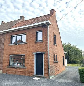 <p><span>Op te frissen starterswoning met twee slaapkamers en zuidgerichte tuin</span></p><p><span>In de Zijptestraat in Anzegem vindt u deze op te frissen woning op een perceel van 521 m². Een mooie kans voor starters die hun eigen thuis willen creëren en graag genieten van een ruime tuin.</span></p><p><span>De woning beschikt over een lichtrijke leefruimte, twee slaapkamers en een badkamer met douche. De bestaande ruimtes bieden mogelijkheden om de woning naar eigen smaak op te frissen en gezellig in te richten.</span></p><p><span>Een belangrijke troef is de ruime, zuidgerichte tuin met open zicht achteraan. Hier is volop plaats om te ontspannen, te tuinieren of te genieten van een zonnige namiddag. In de tuin bevindt zich bovendien een afzonderlijke garage, die ook praktisch is als bergruimte voor fietsen en tuinmateriaal.</span></p><p><span>Zoekt u een eerste woning met potentieel en een fijne buitenruimte? Neem contact op met Immo Van Parijs voor meer informatie of een bezoek.</span></p>