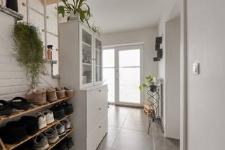 <u><strong>Charmante split-level woning met 3 slaapkamers en ruime tuin in Kotem, Maasmechelen.</strong></u><br /><br />Op een gunstige ligging in Kotem, deelgemeente van Maasmechelen, vinden we deze lichtrijke en verrassend ruime split-level woning terug, gelegen aan de Grotestraat 412.<br /><br />Bij het betreden van de woning komen we binnen in de inkomhal met apart gastentoilet.<br />Op het niveau van de begane grond bevindt zich tevens een eerste slaapkamer, die ook perfect kan dienen als bureau of praktijkruimte. Verder treffen we hier de badkamer aan voorzien van een ligbad en een wastafel.<br /><br />Vanuit de hal wandelen we door naar de keuken, die een mooi zicht biedt op de lager gelegen tuin.<br />Aansluitend aan de keuken bevindt zich een praktische berging met alle voorzieningen en een extra douche.<br />De woonkamer situeert zich aan de zijkant van de woning en geniet van veel natuurlijke lichtinval, met uitzicht op de straatzijde.<br />Dankzij de grote raampartijen baadt de woning in het licht!<br /><br />Een halve verdieping hoger bevinden zich nog twee volwaardige slaapkamers, elk uitgerust met een eigen dressing, alsook vindt u hier nog een apart toilet terug.<br />De overloop biedt bijkomende mogelijkheden en kan perfect ingericht worden als extra bergruimte of als compact bureelhoekje.<br /><br />De woning is volledig onderkelderd, wat zorgt voor extra opslagruimte!<br /><br />Buiten beschikt men over een ruime tuin met tuinberging, ideaal voor wie graag geniet van rust en buitenruimte.<br /><br />Kortom bent u op zoek naar een karaktervolle woning met een speelse indeling, veel lichtinval en tal van mogelijkheden? Dan is deze woning zeker een bezoek waard!<br />Contacteer ons snel via sjulie@immoverslegers.be of 089 23 44 22. <br /><br /><em>Belangrijk: de woning is momenteel verhuurd en zal beschikbaar zijn na opzeg door de nieuwe eigenaar, conform de geldende huurwetgeving.</em><br /><br /><em>-stedenbouwkundige inlichtingen in aanvraag-</em>