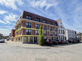 <strong>2-SLAAPKAMER APPARTEMENT</strong> op <strong>TOPLIGGING IN HET CENTRUM</strong> van Oudenaarde. Op <strong>WANDELAFSTAND </strong>van 2 uitersten, enerzijds het <strong>MOOIE LIEDTSPARK</strong> en anderzijds het <strong>BRUISENDE STADSLEVEN</strong> van Oudenaarde treffen we dit <strong>INSTAPKLARE</strong> appartement aan. Dankzij de <strong>RUSTIGE RESIDENTIE,</strong> de <strong>VLOTTE BEREIKBAARHEID </strong>en de<strong> NABIJHEID VAN ALLE VOORZIENINGEN</strong> vormt dit appartement een <strong>AANGENAME WOONST</strong> of de <strong>IDEALE INVESTERINGSEIGENDOM</strong>.<br />De indeling gaat als volgt: Via de inkomhall heeft u toegang tot een ruime woonkamer. Verder vinden we hier een afzonderlijk toilet, lichtrijke leefruimte, een ingerichte keuken, een praktische berging, 2 volwaardige slaapkamers, een ingerichte badkamer en extra kelderberging.<br /><br />(Bovendien heeft u de mogelijkheid tot aankoop van een ondergrondse autostaanplaats voor €25.000)<br /><br /><strong>Adres: </strong>Burgschelde 40 te Oudenaarde<br /><br />EPC: 208kWh/m², G-score en P-score C, Geen renovatieverplichting, Bestuursmaatregelen in maatregelenregister: nee