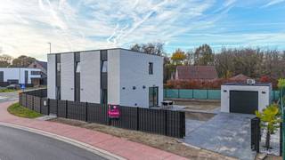 <p><strong>Bij ImmoFusion 7/7 “open huis”: klik op onze 3D-TOUR.</strong><br /><em>Ervaar vastgoed alsof je er zelf doorloopt!</em></p>
<p>Stap binnen in deze uitzonderlijk moderne nieuwbouwwoning (2024), ideaal gelegen als <strong>open bebouwing op een ruim hoekperceel van 528 m² in Koersel</strong>. Deze woning combineert hedendaags wooncomfort, een energiezuinig ontwerp en een hoogwaardige afwerking volgens de nieuwste normen.</p>
<p>Met <strong>3 slaapkamers</strong>, een <strong>ruime afgewerkte garage</strong>, <strong>24 zonnepanelen</strong> en een <strong>volledig omheinde tuin</strong>, is dit de perfecte thuis voor wie op zoek is naar een instapklare gezinswoning met kwalitatieve materialen en een doordachte indeling.</p>
<p>Via de inkomhal is er plaats voorzien voor een vestiarekast, met aansluitend een gastentoilet. Rechts bevindt zich een praktische <strong>berging/wasruimte/technische ruimte</strong>, ideaal voor het wegbergen van voorraad, was en technieken.</p>
<p>Verder komt u binnen in de open leefruimte, waar <strong>living, eetplaats en keuken</strong> naadloos in elkaar overlopen. Dankzij de grote raampartijen geniet u hier de hele dag door van een overvloed aan natuurlijke lichtinval.</p>
<p>De eetruimte bevindt zich centraal tussen keuken en zithoek en vormt zo de perfecte verbindingsplek voor gezellige gezinsmomenten.</p>
<p>De <strong>eilandkeuken</strong> is het kloppend hart van de woning: volledig nieuw, modern ingericht en nog verder af te werken met tablet en toestellen die voorzien worden. Ideaal voor kookliefhebbers die houden van ruimte en functionaliteit.</p>
<p>Op de eerste verdieping bevinden zich <strong>3 volwaardige slaapkamers</strong>, elk met een mooi uitzicht en veel lichtinval.</p>
<p>De badkamer is uitgerust met een <strong>moderne inloopdouche en enkele wastafel</strong>. Daarnaast is er <strong>op elk verdiep een apart toilet</strong>, wat het wooncomfort aanzienlijk verhoogt.</p>
<p>Deze woning onderscheidt zich niet alleen door haar moderne uitstraling, maar ook door haar <strong>uitzonderlijke energiezuinigheid</strong>.<br />Dankzij het <strong>BEN-label A+</strong>, het <strong>zeer gunstige E-peil van -25</strong>, de <strong>driedubbele beglazing</strong> en de <strong>24 zonnepanelen</strong>, geniet u hier van een <strong>extreem lage energiefactuur</strong> en bent u volledig klaar voor de toekomst.</p>
<p>De volledige omheining van het perceel zorgt voor optimale privacy, terwijl het hoekperceel extra lichtinval en een ruimtelijk gevoel biedt.</p>
<p>De <strong>ruime, volledig afgewerkte garage</strong> is een zeldzame troef en kan perfect dienen als hobbyruimte, fietsenberging of extra stockage. De combinatie van de strakke eilandkeuken, het gepolierd betonnen terras en de doordachte indeling maken deze woning tot een echte <strong>instapklare parel</strong>.</p>
<p><strong>Extra pluspunt:</strong> verkoop mogelijk onder <strong>registratierechten (2%)</strong>!<br /><strong>Geen 21% btw zoals bij klassieke nieuwbouw</strong> – een enorme financiële meerwaarde.</p>
<p><strong>Pluspunten:</strong></p>
<ul>
<li>Nieuwbouw 2024</li>
<li><strong>EPB A+ – E-peil -25 (!!)</strong></li>
<li>BEN-label A</li>
<li>24 zonnepanelen</li>
<li>Open bebouwing op hoekperceel</li>
<li>Volledig omheind + oprit &amp; terras in gepolierd beton</li>
<li>Moderne open leefruimte met eilandkeuken</li>
<li>3 slaapkamers – 2 aparte toiletten</li>
<li>PVC ramen met driedubbele beglazing</li>
<li>Ruime afgewerkte garage</li>
<li>Aankoop mogelijk aan 2% registratie</li>
</ul>
<p><strong>Voor een bezichtiging ter plaatse of meer info:</strong><br />Bel ons op <strong>078/78.78.70</strong>, of kom gewoon binnen op ons kantoor – <strong>steeds welkom!</strong></p>