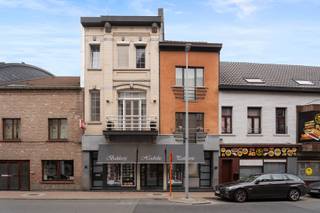 Te koop: handelspand met woonst – Lessensestraat 61, Geraardsbergen
In het hart van Geraardsbergen, op een commerciële toplocatie vlak bij het station, bevindt zich deze ruime en volledig uitgeruste **brood- en banketbakkerij met woonst**. Het pand telt drie bouwlagen en combineert een professionele handelsruimte met een aangename, instapklare woongelegenheid.
Met een totale oppervlakte van 418 m² biedt dit eigendom alle mogelijkheden voor wie wonen en werken wil combineren. De bakkerij is volledig ingericht en functioneel, met aparte werkruimtes, koelinstallatie, bijkeuken en kelder. Alles is aanwezig om meteen van start te gaan of een bestaande zaak verder te zetten.
De woonst boven de handelsruimte is comfortabel en goed onderhouden – ideaal voor wie graag dichtbij de zaak woont. Dankzij de slimme indeling geniet u van voldoende leefruimte en privacy.
De ligging aan de drukbezochte Lessensestraat zorgt voor maximale zichtbaarheid en passage. Bovendien is er parkeerplaats recht voor de deur én extra parking aan het station, op slechts enkele stappen afstand – een absolute troef voor klanten en bewoners.
Het pand beschikt over een EPC-label C en is asbestvrij , wat extra comfort en zekerheid biedt.
Dit is dé kans om wonen en werken te combineren op een strategische locatie!
Voor een bezoek of meer info contacteer Hannes 0456 89 11 64 of hannes@altro-vastgoed.be