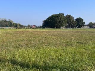 Bouwgrond voor open bebouwing gelegen in woongebied met landelijk karakter.Oppervlakte: 9a05caBreedte straatkant : 15,55mBreedte achterkant:...