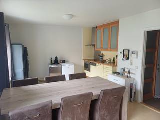 Een gemeenschappelijke inkomhal met trap naar het tweede verdiep. (geen lift). Inkomhal, berging, badkamer, 2 slaapkamers, woonkamer met keukenhoek. Gemeenschappelijke kosten inclusief. Voor meer info contacteer ons op info@vastgoedfransen.be.