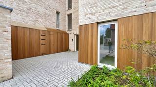 Prijs incl. 6% BTW (*onder voorwaarden): 477.703,20 euro (excl. garage)<br />Prijs incl. 21% BTW: 537.061,20 euro (excl. garage)<br /><br />Dit appartement maakt deel uit van Residentie 13 West, een stijlvol en energiezuinig nieuwbouwproject in de Meersstraat te Wachtebeke. Het gaat hier om een kleinschalige residentie van 10 appartementen met aangename buren op een ruim perceel!<br /><br />De centrale ligging in het hart van Wachtebeke zorgt voor een uitstekende bereikbaarheid, terwijl de groene en rustige omgeving garant staat voor aangenaam wonen.<br /><br />Het appartement onderscheidt zich door zijn hoogwaardige afwerking en het gebruik van de laatste duurzame technieken. Zo is het uitgerust met een warmtepomp, vloerverwarming met individuele regeling per ruimte, een ventilatiesysteem D en zonnepanelen, wat resulteert in een optimaal wooncomfort en een ultralaag energieverbruik!<br /><br />De indeling is super logisch en praktisch bekeken, met een lichtrijke leefruimte en open keuken als kloppend hart van het appartement. De keuken zal door de kopers gekozen worden en naar wensen afgewerkt worden. Dankzij de grote raampartijen geniet u hier van een aangename lichtinval en een open, ruimtelijk gevoel. Verder beschikt het appartement over twee volwaardige slaapkamers, waarvan één met een aansluitende dressing. De stijlvolle badkamer wordt afgewerkt met kwalitatieve materialen en voorzien van een inloopdouche en badkamermeubel met lavabo (ook door de kopers uit te kiezen). Ook is er een apart toilet voorzien voor extra comfort.<br /><br />Daarnaast geniet het appartement nog van een ruim, zonnig zuidgericht terras van 29 m², met een open zicht op de groene omgeving! De ideale plek om in alle rust te ontspannen en volop van het buitenleven te genieten.<br /><br />In de kelder heb je nog de keuze tot de aankoop van een enkele of dubbele garage. Deze zijn ook steeds voorzien van een aparte garagepoort voor extra comfort en te bereiken met de lift. De prijs van de garage is:<br />- Enkele garage: 39.968,40 incl. 6% BTW of 45.047,40 euro incl. 21% BTW <br />- Dubbele garage: 47.918,40 incl 6% BTW of 54.122,40 euro incl. 21% BTW<br /><br />Dit appartement is de ideale keuze voor wie op zoek is naar modern, energiezuinig en kwalitatief wonen op een topligging in Wachtebeke.<br /><br />Troeven:<br />- E-peil 15 (super energiezuinig)<br />- Hoogwaardige afwerking met kwalitatieve materialen<br />- Kleinschalige residentie van 10 appartementen<br />- 2 volwaardige slaapkamers<br />- Keuze in afwerking van de badkamermeubel en keuken!<br /><br />Meer info of een bezoek? Bel naar WIJSvastgoed op 09 395 80 10! We nemen dan spoedig contact op voor een bezoekmoment.