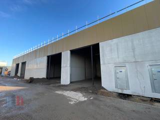 Nieuwbouw KMO-unit met een oppervlakte van +/- 164 m² en 1 privatieve parkeerplaats te koop. Fantastisch gelegen langs de Kwadestraat in de schaduw van het Westwing Park.<br /><br />Het<strong> casco magazijn </strong>is opgebouwd uit een staalconstructie met een buitenschil bestaande uit een combinatie van geïsoleerde betonpanelen en sandwichpanelen. De loods, brandklasse B, heeft een vrije hoogte van +/- 6 meter en is toegankelijk via een automatische sectionale poort (al dan niet met een aparte toegangsdeur en glaspartij). Sommige units zijn voorzien van een lichtstraat.<br /><br />De unit maakt deel uit van het bedrijvenpark "<strong>Hexahub</strong>" (fase I) bestaande uit 28 KMO-units van 126 m² tot 306 m² (samenvoegbaar tot grotere oppervlaktes) dat ondernemen combineert met een knappe architectuur. De strategische ligging, pal in het hart van ondernemend Roeselare, aan afrit Rumbeke, AZ Delta en Westwing Park, zorgt voor een vlotte bereikbaarheid en biedt een uitstekende uitvalsbasis voor de hele regio.<br /><br />Ruime parkeer- en manoeuvreerruimte voorzien op het terrein. Voorziene oplevering fase I : Q4-2025 / fase II : Q4 2026.<br /><br />Contacteer <strong>PANORAMA B2B</strong> voor bijkomende inlichtingen, plannen of een vrijblijvend plaatsbezoek <strong>0476 215 115</strong>.