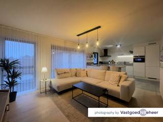 In deze kleinschalige residentie op de 1ste en 2de verdieping bevindt zich dit ruim appartement met luxueuze uitstraling. Op de eerste verdieping...