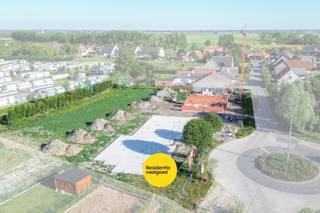 Op een uitzonderlijke locatie in het charmante Klemskerke, De Haan, vlakbij het idyllische natuurreservaat D’Heye en op wandelafstand van strand en duinen, wordt binnenkort een kleinschalig en harmonieus nieuwbouwproject gebouwd.<br /><br />Dit exclusieve woonconcept omvat 8 stijlvolle eengezinswoningen, bestaande uit zowel halfopen als gesloten bebouwingen. Elke woning werd doordacht ontworpen met een sterke focus op comfort, functionaliteit en energiezuinig wonen, volledig afgestemd op de noden van het hedendaagse gezinsleven. Bovendien kunnen de woningen verder gepersonaliseerd worden qua afwerking, zodat u uw nieuwe thuis volledig naar eigen smaak kunt inrichten.<br /><br />Waarom kiezen voor dit project?<br />- Rustig gelegen in de Molenstraat, pal naast het natuurreservaat D’Heye – ideaal voor wandelaars, natuurliefhebbers en gezinnen die houden van groen en ruimte.<br />- Hedendaagse architectuur: Tijdloze, moderne woningen met veel lichtinval en hoogwaardige afwerkingsmogelijkheden.<br />- Duurzaam en toekomstgericht wonen: Energiezuinige bouw met bijzondere aandacht voor isolatie, ventilatie en hernieuwbare energie. Alle woningen worden uitgerust met een geothermische warmtepomp met vloerverwarming, zonnepanelen en een ventilatiesysteem type D.<br /><br />Of u nu op zoek bent naar een eerste woning, een gezinswoning aan zee of een waardevaste investering aan de Belgische kust – dit project biedt een unieke opportuniteit.<br /><br />Interesse? Neem vandaag nog contact met ons op voor meer informatie of om een afspraak in te plannen.