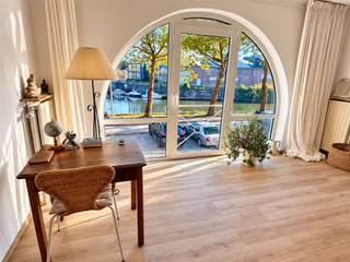 Ruim energiezuinig(label A) twee-slaapkamer appartement met gunstige ligging nabij het centrum &amp; zicht op Keerdok te Mechelen.Dit prachtig appartement is de ideale keuze voor wie op zoek is naar een combinatie van comfort en een gunstige locatie.Dit pand omvat onder meer twee ruime slaapkamers, een ruime badkamer met inloopdouche en dubbele wastafel, een aangenaam terras, alsook een garage &amp; kelderberging, allen zijn inbegrepen. De grote woonkamer biedt een prachtig uitzicht op de rustige waterkant, waardoor je elke dag kunt genieten van een serene atmosfeer, en dit alles op wandelafstand van het centrum van Mechelen. Daarnaast beschikt het appartement over een mooi terras waar je gezellig buiten kunt zitten en kunt genieten van de omgeving.Dankzij de centrale ligging in Mechelen zijn alle voorzieningen zoals winkels, scholen, en openbaar vervoer gemakkelijk bereikbaar. Ontdek dit charmante appartement, ideaal gelegen langs het water in Mechelen.