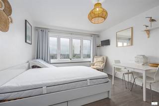Gezellige studio met open zicht op de duinen en het hinterland. Gelegen op de 4e verdieping, aan de achterkant van de Zeedijk en vlakbij het winkelcentrum van Middelkerke. Bestaande uit een inkomhal met kleine berging. De living heeft veel lichtinval, een bed, een open keuken, de badkamer is met ligbad,hangtoilet en lavabomeubel. De elektriciteit werd vernieuwd en is blanco gekeurd. Er is een kelder inbegrepen in de ondergrond.