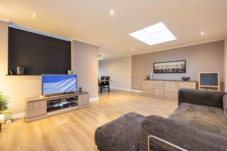 Instapklare gezinswoning met 3 slaapkamers, 2 badkamers en een garage gelegen in het rustige Schorvoort! Elektriciteit conform, EPC 244...