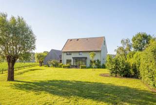 Toffe Mi Casa-woning met bijgebouw en tuin met prachtig zicht, in Hansbeke. Deze stijlvolle Mi Casa-woning combineert een warme, tijdloze uitstraling met hedendaags wooncomfort. Gelegen op een ruim perceel van ca. 2.000 m² en met maar liefst 250m² bewoonbare oppervlakte.INDELING: De woning omvat een ruime inkomhal, open leefkeuken met eet- en zithoek (prachtig zicht), praktische wasplaats, 3 slaapkamers en 2 badkamers op de eerste verdieping en een polyvalente ruimte op de tweede verdieping die perfect kan dienen als 4de slaapkamer, bureau of hobbyruimte. De master bedroom beschikt over een dressing en ensuite badkamer.Bovendien geniet de woning van een prachtig open zicht, een aangelegde tuin en een bijgebouw die momenteel ingericht is als thuiskantoor.Technische voorzieningen:* 15 zonnepanelen* Een warmtepomp met vloerverwarming, die ook voor verkoeling zorgt* Een airco in het bijgebouw, kantoor, masterbedroom, badkamer ,2 gastenkamers, en op zolder. * Een regenwaterput met een inhoud van 10.000 literEen unieke woning waar ruimte, licht, comfort en karakter mooi samenkomen.