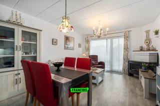 Charmante vakantiewoning te koop te Vosseslag. Door de ideale ligging bent u op wandelafstand van het strand, bos en centrum van Vosseslag.<br /><br />Vanaf u dit vakantiepark binnenkomt krijgt u onmiddellijk een vakantiegevoel. De woning is heel goed onderhouden en bestaat uit een living met open keuken, twee slaapkamers, badkamer met douche, dubbele lavabo en toilet. Daarnaast heeft de woning ook een buitenberging en autostaanplaats. Hierdoor kunnen fietsen en tuinmeubelen makkelijk opgeborgen worden. Daarnaast kan u in de tuin optimaal genieten van de zon.<br /><br />Wenst u graag een bezoek in deze prachtige vakantiewoning als tweede verblijf of investering? Bel dan alvast naar het nummer +32 471 74 25 41 of via mail naar het mailadres julien@immofrancois.be<br /><br />