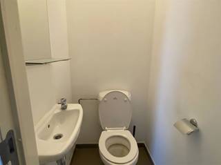 <p>Verzorgd appartement op de tweede verdieping met groen uitzicht.</p><p>Dit ruime appartement biedt een lichtrijke leefruimte met open keuken, twee slaapkamers, een badkamer, een apart toilet, een praktische berging en een terras waar u in alle rust kunt genieten.</p><p>Bijkomende troeven zijn de aanwezigheid van een lift, een privatieve garagebox aan de achterzijde van het gebouw en de toegang tot de gemeenschappelijke tuin.</p><p>De huurprijs bedraagt €880 + €100 gemeenschappelijke kosten.</p><p>Beschikbaar vanaf 01/08/2026.</p>