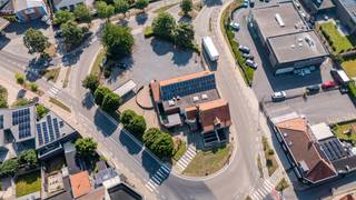 Commercieel top gelegen eigendom met uitzonderlijke zichtbaarheid.<br /><br />Zoekt u een nieuwe ontwikkeling of wilt u een bestaande site nieuw leven inblazen? Deze eigendom biedt een unieke A-locatie: maximale visibiliteit én uitstekende logistieke verbindingen.<br /><br />Gelegen pal op het rondpunt van Westrozebeke, strategisch tussen Roeselare, Ieper en Houthulst, is dit perceel ideaal voor uiteenlopende ondernemingen.<br /><br />Belangrijkste kenmerken<br /><br />Perceel: ca. 1.340 m²<br /><br />Commerciële bebouwing met woonmogelijkheden <br /><br />Gelijkvloers: ca. 235 m²<br /><br />Verdieping: ca. 150 m²<br /><br />Berging: ca. 18 m²<br /><br />Woning: ca. 85 m², voorzien van 3 slaapkamers<br /><br />Buitenruimte: ruime parking met plaats voor ongeveer 30 wagens<br /><br />Troeven<br /><br />Absolute zichtlocatie met vlotte bereikbaarheid<br /><br />Voorzien van zonnepanelen, airco en warmtepompen<br /><br />Geschikt voor diverse commerciële en logistieke activiteiten<br /><br />Interesse?<br />Bent u een ondernemer met groeiplannen? Contacteer ons vandaag nog voor een bezoek en ontdek het potentieel van deze uitzonderlijke site.