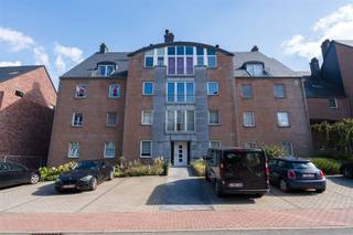 <p><span>HUURVOORWAARDEN</span><span> </span></p><p><span> </span></p><p><span>Maandelijkse huurprijs</span><span>: 850€ per maand</span></p><p><span>Gemeenschappelijke kosten</span><span>: voorschot van 100.€ /maand voor de gemeenschappelijke ruimtes (elektriciteit, water, lift, buitenruimtes, enz.)</span></p><p><span>Persoonlijke kosten</span><span>: elektriciteit, water, gasverwarming, telefoon, kabeltelevisie en internet</span></p><p><span>Kosten</span><span>: Verhuiskosten van', 70 € </span></p><p><span>Plaatsbeschrijving</span><span>: Met een deskundige, kosten worden 50/50 gedeeld</span></p><p><span>Duur van de huurovereenkomst</span><span>: 1 jaar, verlengbaar</span></p><p><span>Huurwaarborg</span><span>: 2 maanden huur geblokkeerd</span></p><p><span>Beschikbaarheid</span><span> : Bij ondertekening van de huurovereenkomst </span></p><p><span> </span></p><p><span>INDELING EN GESCHATTE OPPERVLAKTE VAN DE KAMERS</span></p><p><span> </span></p><p><span>Woonoppervlakte</span><span>:  67 m²</span></p><p><span>Totale/bruto oppervlakte</span><span>  : 94 m²</span></p><p><span> </span></p><p><span>Kelder :</span><span> </span></p><p><span> </span></p><p><span>Kelder:    4 m²</span></p><p><span>Garage:  18 m²</span></p><p><span> </span></p><p><span>1e verdieping:</span></p><p><span> </span></p><p><span>Hal/'entree:   6 m²</span></p><p><span>Woonkamer met keuken: 27 m²</span></p><p><span>Slaapkamer 1: 11 m²</span></p><p><span>Slaapkamer 2: 15 m²</span></p><p><span>Badkamer:   6 m²</span></p><p><span>Wasruimte:   1 m²</span></p><p><span>Aparte toiletruimte:   1 m²</span></p><p><span>Balkon:   5 m²</span></p><p><span> </span></p><p><span>ALGEMENE INFORMATIE / UITRUSTING EN AFWERKING</span></p><p><span> </span></p><p><span>Beheerder</span><span>: Immo-W</span></p><p><span>Wooncomplex</span><span>: Résidence "Pégase"</span></p><p><span>Kozijnen</span><span> : DV PVC</span></p><p><span>Vloerbedekking</span><span> : Tegels &amp;: QuickStep</span></p><p><span>Binnenmuren &amp;, plafonds</span><span> : geschilderd pleisterwerk</span></p><p><span>Verwarming</span><span>: Individuele gasverwarming van het merk Vaillant</span></p><p><span>Keuken</span><span> : koelkast, spoelbak, keramische kookplaat, oven, afzuigkap</span></p><p><span>Badkamer</span><span>: Bad met douche, wastafel, spiegel en opbergkasten.</span></p><p><span>Diversen</span><span>: Lift, intercom, garage, kelder en balkon</span></p><p><span> </span></p><p><span>EPB</span></p><p><span> </span></p><p><span>EPB-certificaat</span><span>:</span></p><p><span>Unieke code: 20231023017742</span></p><p><span>Categorie: Klasse B</span></p><p><span>Specifiek primair energieverbruik v': 114 kWh/m² per jaar</span></p><p><span> </span></p><p><span>INDIEN U INTERESSE HEEFT IN DEZE WONING</span></p><p><span> </span></p><p><span>Bezichtigingen</span><span>: Uitsluitend op afspraak met de makela'</span></p><p>A<span>anmelding</span><span>: Vul het aanmeldingsformulier in en stuur he’per e-mail (info@homea-immo.be) of per post</span><span>(Chaussée de Charleroi 34, 5030 Gembloux)</span></p>