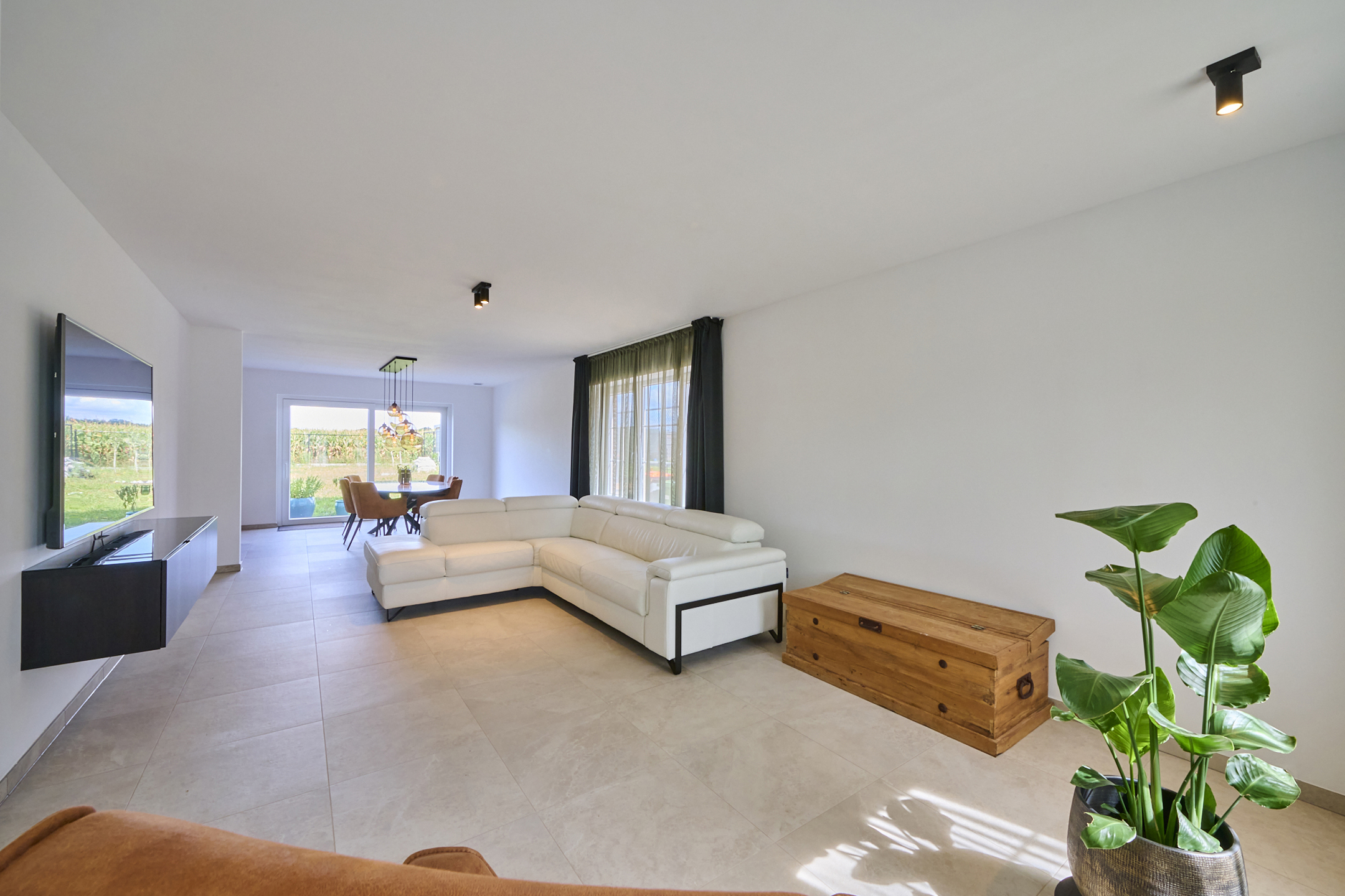 Ruime instapklare gezinswoning met zicht op achterliggend groen.  - foto 3