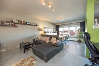 Dit gunstig gelegen appartement aan Adrinkhovenlaan 169 bus 002R in Borsbeek is gelegen in een aangename en rustige woonwijk met vooral gezinswoningen. Dankzij de uitstekende MOBI-score van 8,9 bevinden winkels, scholen, openbaar vervoer en parken zich op wandelafstand. Ook de bereikbaarheid is een plus: Station Antwerpen-Berchem ligt op ca. 3,9 km, het centrum van Antwerpen op ca. 6 km en ook de autosnelweg ligt op maar 1,9km van de woning.<br /><br />Via de inkomhal met een handige bergruimte betreedt u de ruime en lichtrijke leefruimte met open, volledig uitgeruste keuken en eethoek. De open indeling zorgt voor een aangenaam ruimtegevoel en veel lichtinval. Het appartement beschikt over twee volwaardige slaapkamers, waarvan één met toegang tot een klein terras. Verder is er een verzorgde badkamer uitgerust met een douche in een ligbad en een apart toilet. <br /><br />De garagebox aan de overzijde van de straat is verplicht mee aan te kopen (€ 25.000) en vormt een grote troef in deze buurt waar parkeergelegenheid schaars is.<br /><br />Het gebouw kreeg in september 2019 een volledig nieuw, geïsoleerd dak met duurzame rubberafwerking (levensduur ca. 50 jaar). Verder heeft het appartement een energiezuinig EPC-label C, dus er is geen renovatieverplichting van toepassing. Ook is de woning asbestveilig en is de elektriciteit volledig conform tot 2039!<br /><br />Troeven:<br />- Instapklaar appartement<br />- Garagebox<br />- Nieuw geïsoleerd dak (2019)<br />- MOBI-score 8,9 en vlotte bereikbaarheid<br />- Lage algemene kosten