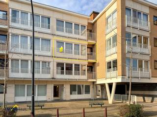 <p>Dit appartement bevindt zich op de 2de verdieping van een verzorgd gebouw met lift en biedt een praktische indeling: een <strong>inkomhal met apart gastentoilet</strong>, een <strong>ruime woonkamer</strong>, <strong>keuken</strong>, <strong>2 volwaardige slaapkamers</strong> en een <strong>badkamer</strong> (douche in bad en lavabo). Extra troeven zijn het <strong>balkon </strong>aan de voorzijde en het<strong> aangename terras</strong> (met berging) aan de achterzijde.<br /><br />Dit<strong> appartement</strong> is voorzien van <strong>dubbele beglazing</strong> en beschikt over een <strong>gunstig EPC en</strong> <strong>centrale verwarming op aardgas.<br /><br /></strong>Er is tevens een <strong>private kelderberging</strong> aanwezig. Gelegen in hartje Aalst op wandelafstand van het centrum, scholen en winkels biedt dit appartement bovendien een vlotte verbinding met de E40 richting Gent en Brussel. <br /><br />Voor meer info of een bezoek, contacteer June via june@immotijl.be of bel 0486 17 07 61.</p>