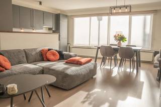 <p>🏡 (UIT DE HAND) TE KOOP – Gezellig gelijkvloers appartement met 2 slaapkamers in Beveren!</p><p>Ben jij op zoek naar een knus en instapklaar appartement op een fijne locatie, vlak bij het centrum van Beveren? Dan is dit appartement misschien wel jouw nieuwe thuis! 🔑</p><p>Dit gezellige gelijkvloerse appartement bevindt zich in een appartementsgebouw uit 1978 en werd reeds opgefrist.</p><p>✨ Wat heeft dit appartement te bieden?</p><p>* 🛏️ 2 slaapkamers<br />* 🛋️ Een gezellige en lichtrijke leefruimte<br />* 🍳 Een open keuken<br />* 🚿 Een badkamer met moderne inloopdouche<br />* 🚽 Een apart toilet<br />* 📦 Een praktische berging<br />* 🚗 Een garagebox<br />* 🌱 EPC-label C<br />* 📍 Gunstige ligging vlak bij het centrum van Beveren</p><p>Dankzij de praktische indeling en de ligging op het gelijkvloers is dit appartement ideaal voor starters, alleenstaanden, koppels of wie graag comfortabel en gelijkvloers wil wonen.</p><p>📞 Interesse of graag een bezoekje plannen?</p><p>Neem gerust contact op via voor meer informatie of om een afspraak te maken.</p><p>📢 Ken jij iemand die op zoek is naar een appartement in Beveren? Delen mag altijd! 🏡❤️</p>
