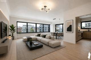 Op een toplocatie in het centrum van Sint-Niklaas bevindt zich dit smaakvol vernieuwde appartement, gelegen op de derde verdieping van een verzorgd residentieel gebouw met lift. Vanuit de leefruimte geniet u van een prachtig open uitzicht op de recent heraangelegde Grote Markt.<br /><br />Het appartement onderging een totaalrenovatie waarbij comfort, kwaliteit en een moderne afwerking centraal stonden. Nieuwe vloeren, een frisse en tijdloze inrichting, een volledig uitgeruste keuken en een hedendaagse badkamer zorgen ervoor dat u hier onmiddellijk kunt intrekken zonder bijkomende werken.<br /><br />Indeling:<br /><br />- Ruime en lichtrijke woonkamer met uniek zicht op de markt<br />- Moderne, volledig ingerichte keuken<br />- Twee volwaardige slaapkamers<br />- Stijlvolle badkamer<br />- Apart gastentoilet<br />- Handige berging<br />- Aangenaam terras<br /><br />Dankzij de doordachte indeling en de kwalitatieve afwerking biedt dit appartement een comfortabel en praktisch woongevoel, ideaal voor wie centraal wil wonen met alle voorzieningen binnen handbereik.<br /><br />Extra troeven:<br />- EPC label B <br />- Elektriciteit conform <br />- Lift aanwezig in het gebouw<br />- Centrale ligging in hartje Sint-Niklaas<br />- Winkels, horeca, openbaar vervoer en recreatie op wandelafstand<br />- Uniek uitzicht over de Grote Markt<br /><br />Een ideale opportuniteit voor eigen bewoning of als investering op een absolute topligging. Graag een bezoek? Contacteer ons via Waasland@deboerenpartners.be of bel naar 03 377.55.00