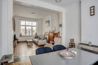 <strong>Gezellige en rustgevende woning met 2 slaapkamers (tot 4 mogelijk) en zeer aangename tuin. De verkoop is inclusief de volledige inboedel! EPC label E - Elektriciteit conform.</strong><br /><br />Bent u op zoek naar een gezinswoning op een uitstekende locatie? Dan is deze recent gerenoveerde woning met een bewoonbare oppervlakte van 180 m² zeker een bezoek waard.<br /><br />De woning verwelkomt u met een inkomhal, een lichtrijke en gezellige leefruimte, een functionele keuken, wasplaats en apart toilet. Op de eerste verdieping bevinden zich twee slaapkamers en een badkamer. Vervolgens kan de zolderverdieping nog ingericht worden met nog twee extra slaapkamers. Daarnaast beschikt de woning over een praktische kelder.<br /><br />Buiten geniet u van een ruime, natuurlijke tuin waar u de hele dag van de zon kunt genieten.<br /><br />De verkoop is inclusief de volledige inboedel binnen in de woning. Ter verduidelijking: de oude meubels en materialen die zich momenteel buiten bevinden, worden niet door de verkoper opgeruimd of weggegooid. Het pand wordt verkocht in de huidige staat.<br /><br />De ligging is een absolute troef, met een vlotte verbinding naar de E40 en op korte afstand van scholen, winkels, het station en tal van andere voorzieningen.<br /><br />Interesse? Mail naar laurens@immogve.be of bel naar 0496 07 89 48.