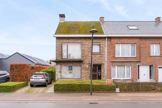 - Halfopen woning met goede bereikbaarheid <br />- Uitstekende ligging in Roeselare: Beversesteenweg 520<br />- Zeer ruime, gezellige leefruimte met houtkachel <br />- Centrale verwarming op stookolie (conforme ondergrondse tank in de tuin)<br />- Uitgeruste keuken met eetplaats <br />- Zuidgerichte tuin met groot terras en bijgebouw <br />- 3 volwaardige slaapkamers <br />- Badkamer met douchebad, wastafelmeubel en toilet <br />- Zolder <br />- Regenwaterput <br />- EPC: 762 kWh/m²/jaar, label F, UC:2731868 <br />- Richtprijs: € 274.500