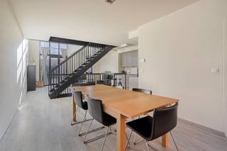 *Journées de visite les lundi 28 et mardi 29 septembre. Réservez votre visite via www.polares.eu*<br /><br />Cette maison familiale clé en main construite en 2012 offre une belle combinaison d'espace, de luminosité, d'aménagement pratique et d'emplacement central. Vous vivez ici à distance de marche du centre de Louvain, de la gare, de la salle Hal 5 et du Domaine provincial de Kessel-Lo.<br /><br />Depuis le hall d'entrée, vous accédez au séjour lumineux, suivi de la cuisine équipée. Grâce à la grande baie coulissante, vous bénéficiez d’un accès direct au jardin privé orienté à l'est. Le rez-de-chaussée comprend également un WC séparé pour les invités.<br /><br />Du séjour, vous avez également accès à la grande cave de rangement, qui mène directement au garage souterrain privatif, offrant un confort pratique supplémentaire.<br /><br />Au premier étage se trouvent deux chambres spacieuses. Une des chambres donne directement sur une salle de bains. À cet étage, vous trouverez également une deuxième salle de bains, un WC séparé et un espace buanderie pratique. La mezzanine apporte une lumière supplémentaire et donne une impression d’ouverture agréable à cet étage.<br /><br />Au deuxième étage, deux chambres supplémentaires.<br /><br />L’emplacement est un atout important. La maison fait partie de la Résidence Spoor 4, une résidence conviviale pour les familles, entourée de verdure et proche de toutes les commodités.<br /><br />Grâce à l’installation électrique conforme et au label PEB B, la maison est entièrement prête à emménager.<br /><br />Intéressé ? Contactez Victoria : victoria@polares.eu ou 0479 49 05 30