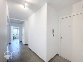 OPGELET: om dit pand te huren of bezichtigen vragen wij steeds eerst een virtueel bezoek te brengen aan het pand. Ga hiervoor naar www.rosseel.be en vul de referentie XH547 in in het veld ‘zoek’ bovenaan rechts. Kies dan ‘360°’. De website helpt je nu verder voor de volgende stappen.<br /><br />Ontdek dit appartement gelegen op de eerste verdieping aan de Bijloke, vlakbij invalswegen, openbaar vervoer, Sint-Pietersstation. Het appartement omvat een inkomhal, aangename woonkamer met volledig geïnstalleerde keuken, gastentoilet, badkamer voorzien van ligbad met douche en dubbele wasbak, twee slaapkamers en terras. Een autostaanplaats en kelderberging zijn bovendien ook inbegrepen in deze huurprijs.<br /><br />De maandelijkse kosten (voorschot) bedragen 180 euro voor: water, sanitair warm water, gas (verwarming) , conciërgie en gemeenschappelijke kosten. Elektriciteit is zelf af te sluiten.<br /><br />Het appartement is beschikbaar vanaf 01/08/2026.