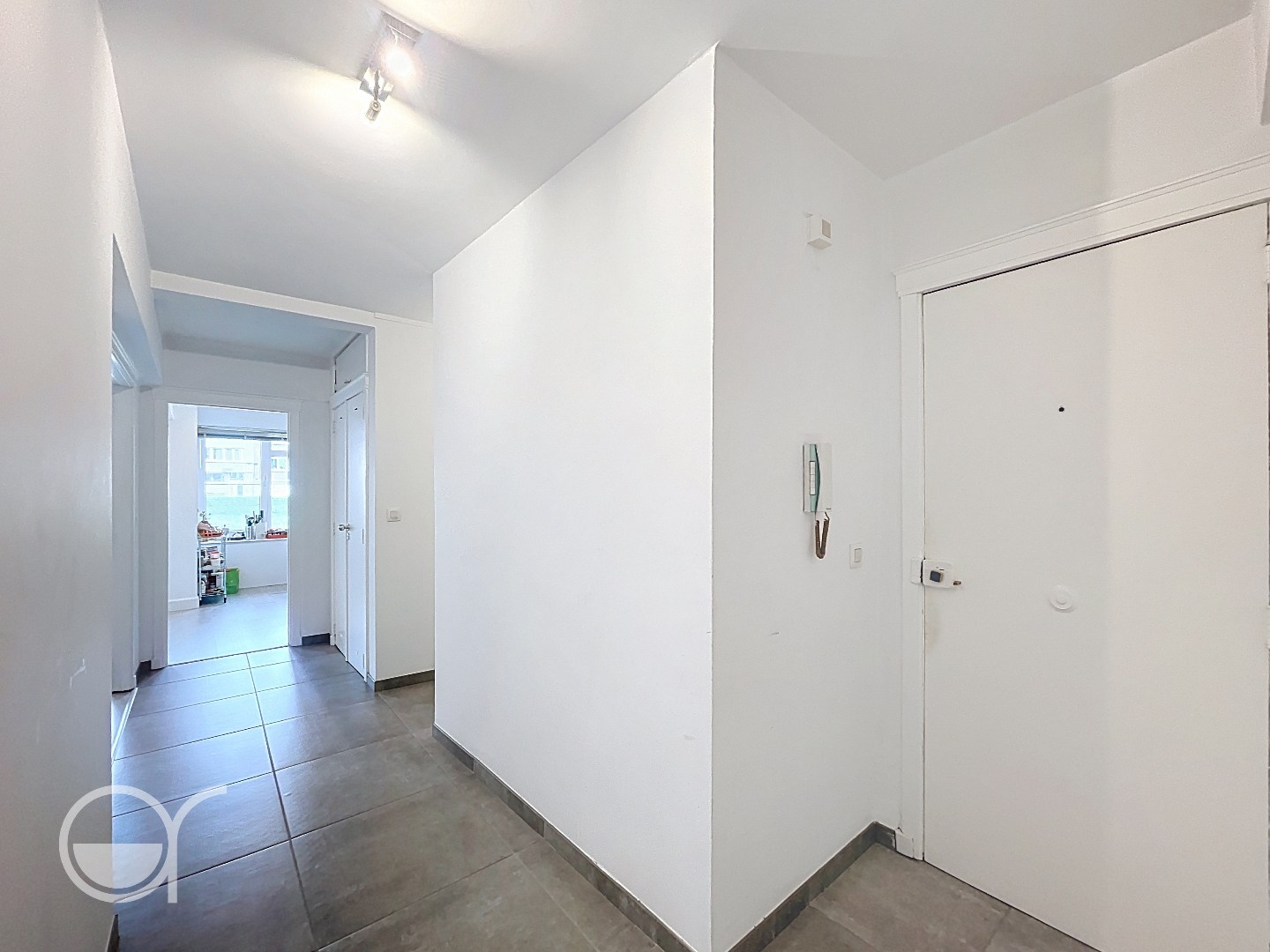 2-slaapkamerappartement met autostaanplaats op goede locatie - foto 2