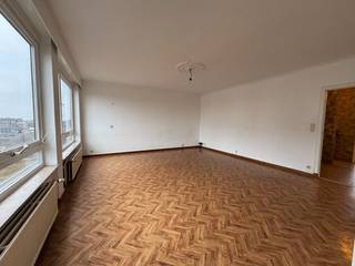 <strong>Te huur: Ruim appartement met veel lichtinval in Genk</strong><br /><br />📍 Winterslagstraat 33/59, 3600 Genk<br />🏢 5de verdieping<br /><br />Dit aangename appartement op de vijfde verdieping biedt een praktische indeling en veel natuurlijke lichtinval.<br /><br /><em><u>Indeling:</u></em><br />Inkomhal<br />Keuken <br />Ruime leefruimte met veel licht<br />3 slaapkamers<br />Badkamer met inloopdouche en enkele lavabo<br />🚫 Geen parking of kelderberging inbegrepen.<br /><br /><em><u>Financieel:</u></em><br />Huurprijs: €850 / maand<br />Algemene onkosten: €320 / maand<br />(voorschot voor water en verwarming)<br />Huurwaarborg: €2.550<br /><br />⚡ EPC: 165 kWh/m²/jaar – Label B<br /><br />Interesse in dit appartement? Neem gerust contact op voor meer informatie of een bezichtiging. Mailen kan naar briana@hermania.be