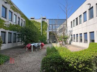 Magnifique espace de bureaux de 344 m² à vendre, visible depuis la très fréquentée Pontbeeklaan, à la périphérie de Bruxelles (Zellik) .Très...