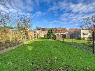 Deze verzorgde en instapklare woning combineert ruimte, licht en praktisch wooncomfort. De inkomhal geeft toegang tot de gezellige leefruimte met...