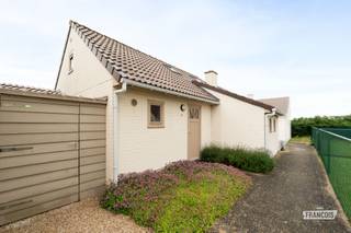 Op zoek naar een instapklare vakantiewoning te koop nabij de kust? Deze sfeervolle vakantiewoning in de Neptunuslaan te Harendijke combineert een warme cottage-uitstraling met hedendaags wooncomfort. Dankzij de rustige ligging en de nabijheid van het strand geniet u hier van de perfecte uitvalsbasis voor ontspanning aan zee.<br /><br />Deze vakantiewoning werd gebouwd in 2018 en straalt meteen gezelligheid uit door de authentieke houten balken, lichte kleuren en moderne afwerking. De lichtrijke leefruimte sluit naadloos aan op de open keuken, die strak en praktisch ingericht werd. Verder beschikt de woning over drie volwaardige slaapkamers, waarvan één praktisch gelegen op het gelijkvloers, en een stijlvolle badkamer. Dankzij deze doordachte indeling ervaart u optimaal comfort en voldoende ruimte voor zowel familie als gasten.<br /><br />Buiten geniet u van een privatieve tuin met zuidoostelijke oriëntatie waar u in alle rust kan ontspannen. Daarnaast beschikt deze eigendom over twee praktische bergingen en een privatieve parkeerplaats. Dankzij de topligging in Harendijke bevindt u zich bovendien op wandelafstand van het strand en vlakbij gezellige badplaatsen zoals Blankenberge en Wenduine. Bovendien profiteert u dankzij de gunstige EPC-score (D) van het grote voordeel dat er geen renovatieverplichting van toepassing is. <br /><br />Bent u op zoek naar een ruime en instapklare vakantiewoning te koop in Harendijke? Contacteer Immo Francois voor meer informatie of plan vandaag nog uw bezoek in. Wij begeleiden u graag bij de zoektocht naar uw ideale eigendom aan de kust.<br /><br />Denkt u eraan om uw woning in Blankenberge te verkopen? Neem vrijblijvend contact op met Iben van Immo Francois in Blankenberge voor een gratis schatting via iben@immofrancois.be.<br /><br />
