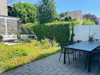 Dit instapklare gelijkvloersappartement is gelegen op een toplocatie in de rustige wijk Steenakker, vlakbij het centrum van Mortsel. Op wandel- en fietsafstand bevinden zich de natuurgebieden Fort 4 en Klein Zwitserland, evenals tram- en bushaltes, twee treinstations, belangrijke verbindingswegen, supermarkten, scholen, een fitnesscentrum, Sporthal Den Drab, een zwembad en verschillende speelpleintjes.<br /><br />Het gezellige appartement met een totale perceeloppervlakte van 254 m² beschikt over een ruime leefruimte met open, volledig geïnstalleerde keuken, een salon en twee volwaardige slaapkamers. De leefruimtes en slaapkamers zijn afgewerkt met een hoogwaardige parketvloer. De badkamer, het aparte toilet en de ruime berging zijn voorzien van onderhoudsvriendelijke vloertegels.<br /><br />Dankzij de uitstekende oriëntatie geniet u op elk moment van de dag van zon of schaduw: op het eigen terras aan de voortuin (zuidwestoriëntatie) of in de eigen achtertuin (noordoostoriëntatie). Via de achtertuin bereikt u de ruime garage met oprit. De garage is inbegrepen in de huurprijs.<br /><br />Troeven:<br /><br />• Beschikbaar vanaf 1 september 2026<br />• Volledig gerenoveerd in 2015-2016<br />• Voor- en achtertuin<br />• Ruime garage met eigen oprit<br />• Energiezuinig (EPC-label B)<br />• Individuele meters voor water, gas en elektriciteit<br />• Geen gemeenschappelijke kosten<br /><br />Huurprijs: € 1.400 per maand (garage inbegrepen).<br /><br />Bezoeken zijn mogelijk op afspraak. Voor meer informatie of een bezoek kunt u contact opnemen via e-mail: sofieavonts@hotmail.com.