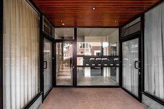 Opbrengsteigendom, Residentie ALLEGRO met 6 appartementen in Tielt<br /><br />Residentie ALLEGRO bestaat uit zes ruime leefappartementen en biedt een aantrekkelijke combinatie van locatie, rendement en toekomstpotentieel. Een buitenkans voor investeerders die op zoek zijn naar een degelijk vastgoedproject met mogelijkheden tot renovatie en/of verhuur.<br /><br />Het gebouw telt drie volwaardige bouwlagen en is ontworpen met het oog op functionaliteit en efficiënt beheer. De huidige indeling maakt het gemeenschappelijk onderhoud eenvoudig en kostenefficiënt.<br /><br />Vandaag zijn 2 van de 6 appartementen verhuurd. De oppervlaktes variëren tussen 80 m² en 120 m², telkens met 2 of 3 slaapkamers. Dankzij de gunstige ligging vlak bij het centrum van Tielt beschikken huurders over alle voorzieningen in de onmiddellijke omgeving: winkels, scholen, openbaar vervoer en het station.<br /><br />Enkele kenmerken:<br /><br />Appartementen tussen 80 m² – 120 m²<br /><br />Elk appartement beschikt over 2 terrassen (uitgezonderd de gelijkvloerse appartementen)<br /><br />Gelijkvloerse appartementen met aparte inkom<br /><br />Overzichtelijke EPC-scores per appartement:<br /><br />App. 1: 444 kWh/m²<br /><br />App. 2: 427 kWh/m²<br /><br />App. 3: 278 kWh/m²<br /><br />App. 4: 223 kWh/m²<br /><br />App. 5: 349 kWh/m²<br /><br />App. 6: 334 kWh/m²<br /><br />Troeven:<br /><br />Rendement op korte termijn door onmiddellijke verhuurmogelijkheden<br /><br />Meerwaarde op lange termijn via renovatie en optimalisatie<br /><br />Uitstekende ligging nabij het centrum van Tielt<br /><br />Grijp deze unieke investeringskans en ontdek het volledige potentieel van Residentie ALLEGRO!<br />Contacteer ons vandaag nog voor meer informatie of een bezoek.