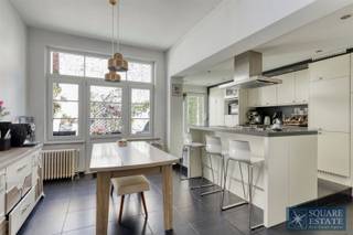 Square Estate presents this charming semi-detached house, located in a quiet and sought-after neighbourhood. It is laid out as follows : On the...