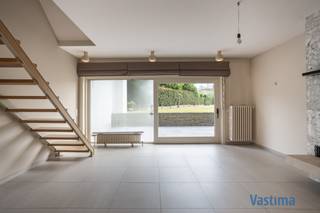 Deze woning biedt je het beste van twee werelden: alle comfort en ruimte die je nodig hebt, gecombineerd met een uiterst gunstige ligging in de stadsrand. Op wandelafstand liggen winkels, scholen, openbaar vervoer, natuurgebied Honegem en het bruisende stadsleven, terwijl je ook vlot aansluiting vindt op de belangrijkste invalswegen / E40.<br /><br />Bij het binnenkomen word je meteen verwelkomd door een lichtrijke leefruimte die baadt in het natuurlijke licht met directe toegang tot het zonneterras. De grote ramen bieden een mooi zicht op de tuin en creëren een open, uitnodigende sfeer. Aansluitend vind je de keuken, praktisch ingedeeld en met directe toegang tot het 2<sup>de</sup> terras. De aparte wasplaats en de inpandige garage maken het dagelijkse leven een stuk handiger en comfortabeler.<br /><br />De eerste verdieping telt maar liefst vier royale slaapkamers. Eén van de slaapkamers beschikt over een eigen dressinggedeelte, ideaal voor wie houdt van orde en overzicht.<br /><br />Het hele verdiep is voorzien van duurzame parketvloeren. De badkamer is vlot bereikbaar vanuit alle kamers, voorzien van douche en bad, en biedt het nodige comfort.<br /><br />Op zolder, bereikbaar met vaste trap, wacht een indrukwekkende ruimte van +/- 70 m² op jouw creatieve invulling. Of je nu droomt van extra slaapkamers, een hobbyruimte, een thuiskantoor of zelfs een ontspanningsruimte, hier kan je alle kanten op. Daarnaast beschikt de woning over een kelder, die extra opbergmogelijkheden biedt voor provisie, seizoensspullen of andere benodigdheden.<br /><br />De zuidgerichte tuin met zijn terrassen vormt het perfecte verlengstuk van de leefruimte: een plek waar je in alle rust kan ontspannen, genieten van de zon en gezellige momenten kan delen met familie of vrienden.<br /><br />Grondoppervlakte 894 m² / Gebouwd in 1964 – onderging renovaties in 2003 / Natuurleien / EPC label C – geen renovatieplicht / Solide betonstructuur / Dubbel glas / CV Aardgas / Regenwaterput / … Steeds goed onderhouden.<br /><br />Deze woning is een unieke opportuniteit. De combinatie van ruimte, ligging en potentieel maakt dit een aanbod dat je niet mag missen.<br /><br />Plan vandaag nog je bezoek en ontdek zelf waarom deze eigendom in Aalst jouw nieuwe thuis kan worden.