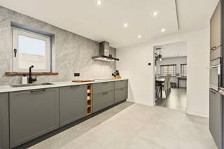 <p>Palton troeven:</p>
<p>- Instapklaar<br />- Twee ruime bijgebouwen<br />- Rustige ligging nabij centrum<br />- weids uitzicht voor en achter<br /><br /></p>
<p>Welkom aan de Steenweg Baarle10 te Poppel! Deze gerenoveerde woning is gelegen op een perceel van maar liefst 952 m² en beschikt naast de woning over twee ruime bijgebouwen van 43 m² en 74 m².</p>
<p>De woning is bereikbaar via de zij-ingang of langs de achterzijde, rechtstreeks via de keuken. De keuken vormt een centraal punt in de woning en staat in verbinding met de verschillende leefruimtes.</p>
<p>De woonkamer is gezellig ingericht met ruimte voor een comfortabele zithoek en een eetgedeelte. De doorkijkhaard zorgt voor een aangename sfeer en vormt een mooi centraal element in de leefruimte.</p>
<p>De keuken is praktisch ingericht en beschikt over de nodige apparatuur. Aansluitend bevindt zich een praktische wasplaats met bergruimte en een ruime veranda waar het in het voorjaar en in de zomer goed vertoeven is.</p>
<p>Op het gelijkvloers bevindt zich tevens de badkamer, uitgerust met een douche, lavabo en toilet.</p>
<p>Via de vast trap bereiken we de eerste verdieping, waar zich drie slaapkamers bevinden.</p>
<p>Een belangrijke troef van het perceel is de aanwezigheid van twee afzonderlijke bijgebouwen van 43 m² en 74 m², goed voor samen 117 m² extra ruimte.</p>
<p>Deze ruimtes bieden tal van mogelijkheden en kunnen onder meer dienstdoen als atelier, hobbyruimte, werkruimte, opslagruimte, garage of bergruimte. Ook voor zelfstandigen of hobbyisten die nood hebben aan extra ruimte zijn deze bijgebouwen bijzonder interessant.</p>
<p>Het ruime perceel van 952 m² biedt daarnaast voldoende mogelijkheden om te genieten van de tuin en de buitenruimte.</p>
<p>Kortom deze woning combineert een instapklare woonomgeving met drie slaapkamers, een ruime veranda, een perceel van 952 m² .De combinatie van wonen en de vele extra gebruiksmogelijkheden maakt dit een veelzijdig pand met potentieel voor uiteenlopende woon- en werkbehoeften.</p>
<p>Bent u op zoek naar een instapklare en gerenoveerde woning en mogelijkheden, gelegen op een ruim perceel en toch nabij het centrum?</p>
<p>Neem dan snel contact op via Judith@palton.be of 0032 492 78 31 74.</p>