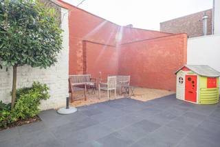 MAGISTRAAL HERENHUIS IN HET CENTRUM VAN NIEUWPOORT-STAD – OFFICIËLE 4-STERREN VAKANTIEWONING MET APPARTEMENT, INKOMSTEN EN 2 GARAGES<br />Karaktervol herenhuis op een topligging in Nieuwpoort-Stad, op slechts ca. 200 meter van de Markt. Dit statige hoekpand combineert een prachtige gevel in de typische stijl van Nieuwpoort-Stad met royale leefruimtes, hedendaags comfort en een bewezen verhuurpotentieel.<br />De woning ligt rustig, maar toch vlak bij winkels, horeca en alle voorzieningen. Via de imposante inkomhal bereikt u de ruime, volledig vernieuwde leefkeuken met hoogwaardige afwerking. De grote raampartij zorgt voor veel licht en geeft uit op het ruime, zonnige terras, waar u in alle privacy kunt genieten.<br />Op het gelijkvloers bevindt zich een ruime slaapkamer met aansluitende badkamer, ideaal als master bedroom. De verdieping omvat drie volwaardige slaapkamers, waarvan één met eigen douche en lavabo, plus een familiebadkamer met douche en ligbad.<br />Het dak en de verwarmingsketel werden recent vernieuwd. De volledig geïsoleerde zolder biedt bovendien nog extra mogelijkheden, afhankelijk van de gewenste invulling en eventuele vergunningen.<br /><br />OFFICIËLE 4-STERREN VAKANTIEWONING<br />De woning is officieel aangemeld en goedgekeurd als vakantiewoning en door Toerisme Vlaanderen geclassificeerd als 4-sterrenaccommodatie. De toeristische exploitatie is reeds succesvol uitgebouwd, met bewezen verhuurinkomsten en een uitstekende Booking.com-score van 9,4/10.<br />De koper verwerft dus niet alleen een uitzonderlijk pand, maar ook een bestaande, commercieel bewezen vakantiewoning met een sterke reputatie en de aanwezige inboedel, waardoor de exploitatie onmiddellijk kan worden verdergezet.<br />Alle aangepaste meubelen van de vakantiewoning zijn over te nemen aan een prijs van 25.000€<br /><br />EXTRA STABIELE HUURINKOMSTEN<br />Bij het geheel hoort bovendien een appartement met garage, momenteel verhuurd op jaarbasis. Dit zorgt voor een bijkomende, stabiele inkomstenstroom naast de toeristische verhuur.<br />Het eigendom beschikt daarnaast over twee praktische garages, een bijzonder waardevolle troef in het centrum van Nieuwpoort-Stad.<br /><br />BELANGRIJKSTE TROEVEN:<br /><br />● karaktervolle gevel in de typische stijl van Nieuwpoort-Stad<br />● rustige ligging op ca. 200 meter van de Markt<br />● ruime vertrekken met veel licht en een sterk ruimtegevoel<br />● vernieuwde leefkeuken met hoogwaardige materialen<br />● groot terras met privacy<br />● gelijkvloerse master bedroom met badkamer<br />● drie bijkomende slaapkamers<br />● twee badkamers<br />● recent vernieuwd dak en verwarmingsketel<br />● volledig geïsoleerde zolder met toekomstpotentieel<br />● officieel goedgekeurde vakantiewoning<br />● officiële 4-sterrenclassificatie van Toerisme Vlaanderen<br />● bewezen toeristische verhuurinkomsten<br />● Booking.com-score van 9,4/10<br />● bijhorend appartement met vaste huurinkomsten<br />● twee garages<br />● aanwezige inboedel voor onmiddellijke verderzetting<br /><br />Een zeldzame combinatie van karakter, ruimte, topligging en bewezen rendement in het hart van Nieuwpoort-Stad. Ideaal voor wie een stijlvolle woning zoekt met meerdere inkomstenstromen en bijkomend toekomstpotentieel.
