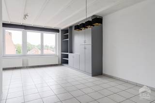 Gerenoveerd appartement met 2 (3) slaapkamers en terras te Tongeren.Dit appartement is gelegen op de tweede verdieping en heeft een bewoonbare...